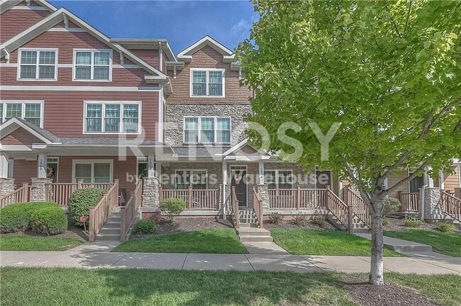 Building Photo - 3 Bedroom / 3.5 Bath Townhouse Near KU MED -  Available in August