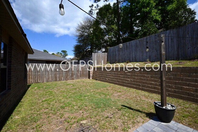 Building Photo - Home in South Crestview!