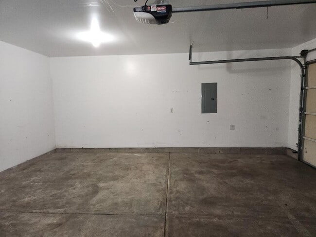 Building Photo - 3 Bdrm/2 Bath Single Level