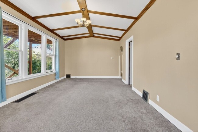 Building Photo - 713 SE 27th Ave