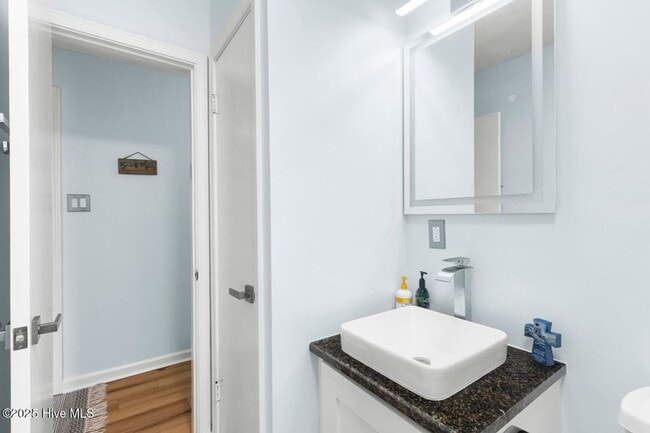 Building Photo - Fully Furnished Condo Available Short Term