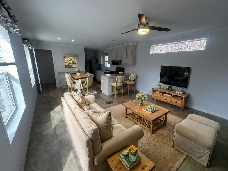 Building Photo - 103 Oak Ave