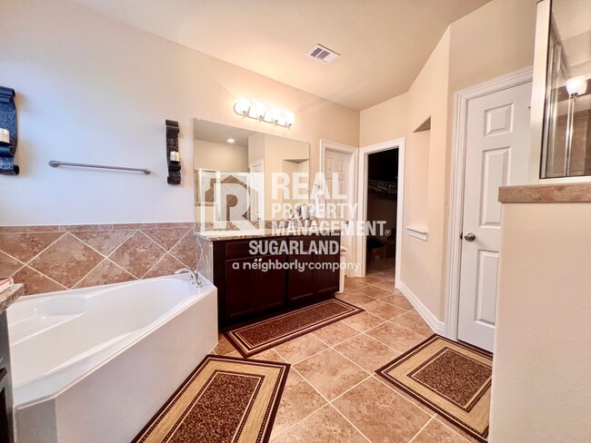 Building Photo - Stunning 5-Bedroom, 4.5-Bath Home for Rent in Richmond, TX