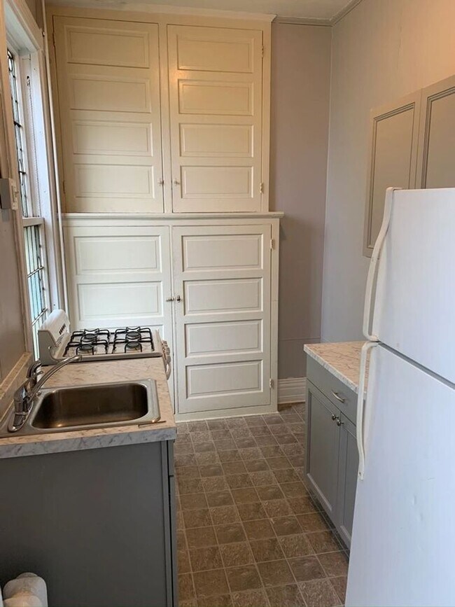 Building Photo - Stress-Free Stay: All-Inclusive Apartment Steps from Hospital