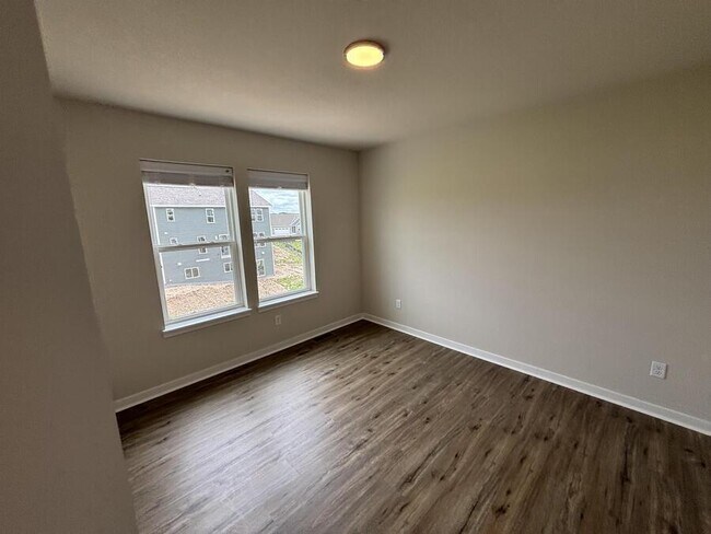 Building Photo - 670 Lambert Dr