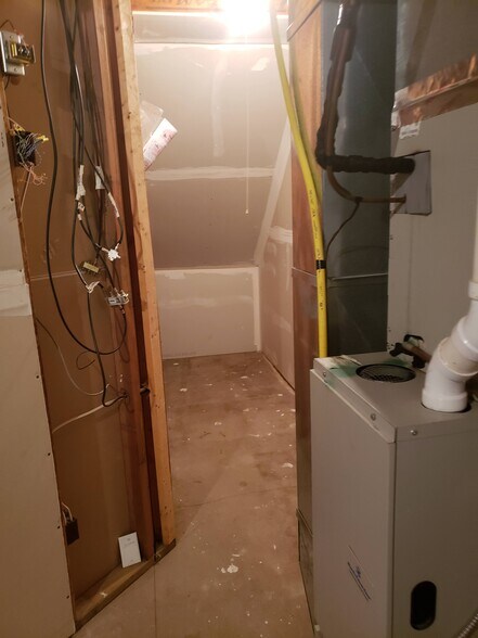 Building Photo - 1001 Alpine Way