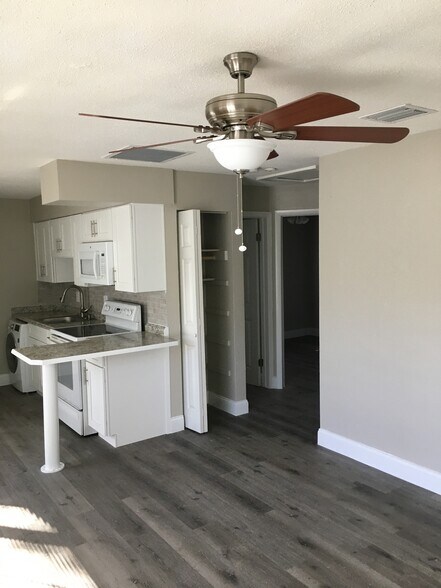 Building Photo - 805 10th St SW