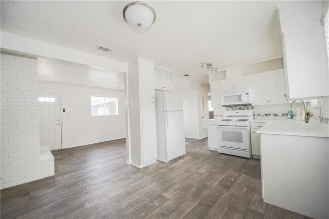 Building Photo - 1600 Parker Ln