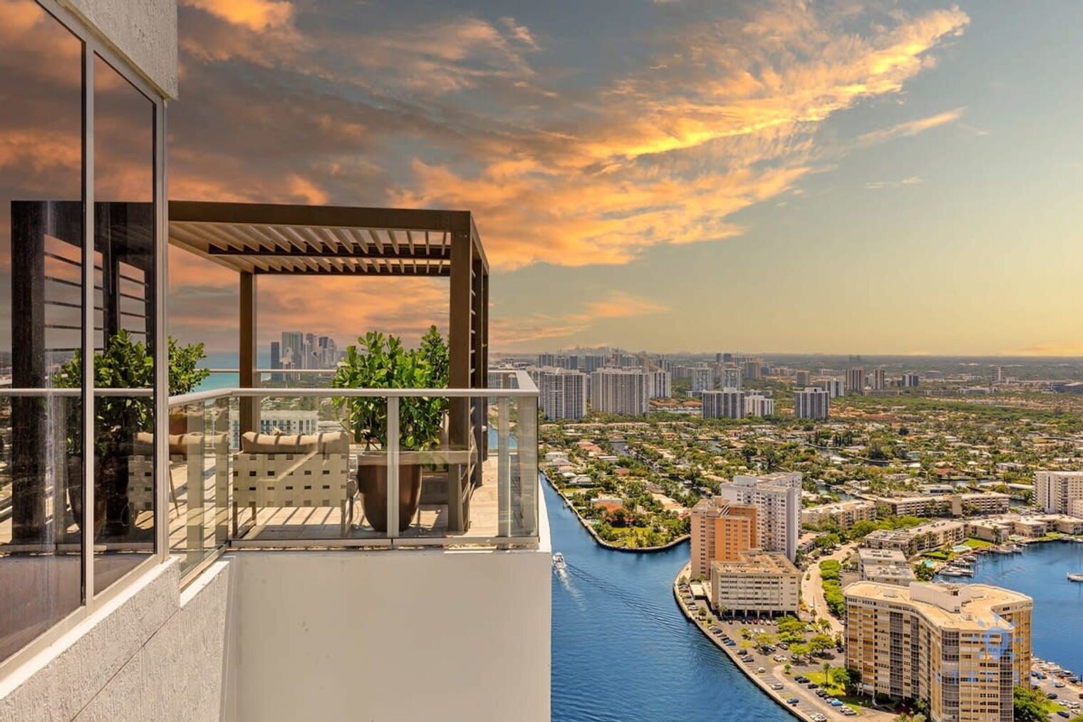 Building Photo - 4010 S Ocean Dr