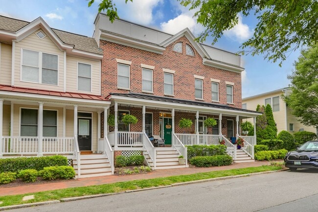 Building Photo - Gorgeous 3 Bedroom Townhome in Oregon Hill...