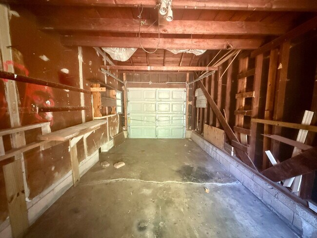 Building Photo - 2 Bed, 1 Bath Home in OKC – $950/month