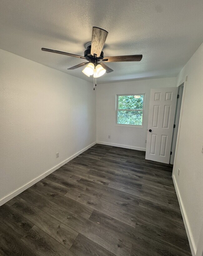 Building Photo - Newly Renovated Duplex In Forsyth!