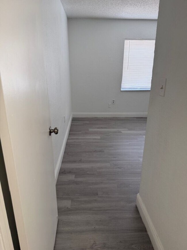 Building Photo - Privately owned 3 bedroom condo