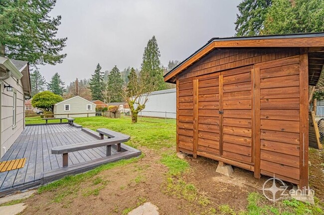 Building Photo - 2541 SW 6th Ave