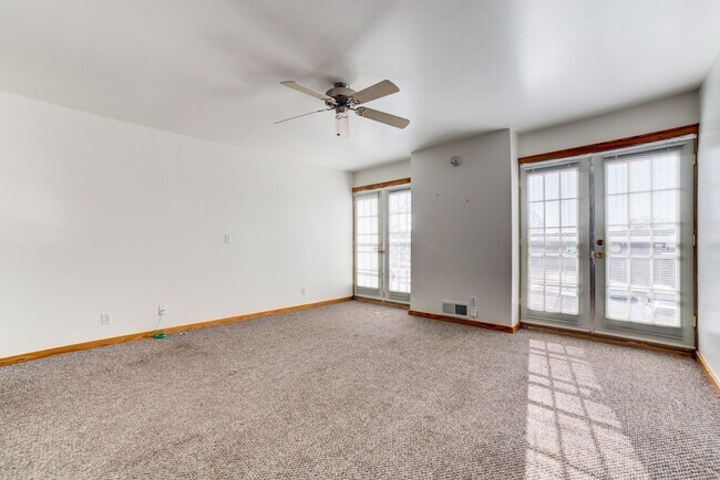 Building Photo - 2 Bed 2.5 Bath Right off Cherry Street!!