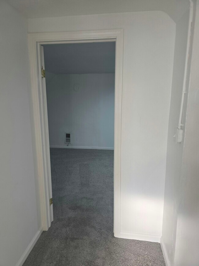 Building Photo - 650 E 130th St