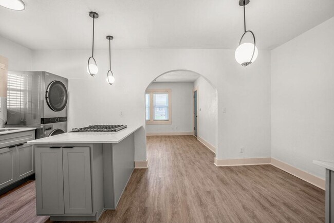 Building Photo - One Bedroom Boutique Apartment in the Plaza