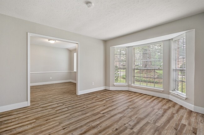 Building Photo - 25519 Many Oak Dr