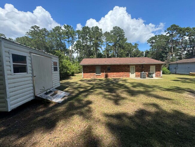Building Photo - 3BR/2.5BA Off Lake Braford