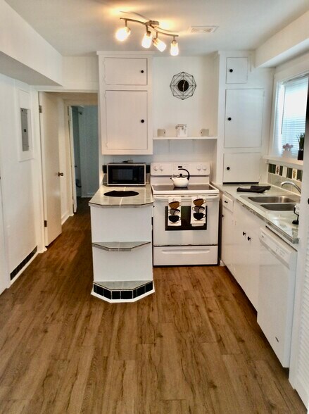 Building Photo - 1212 1st St S