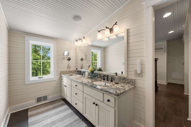 Building Photo - 405 Webb Rd W