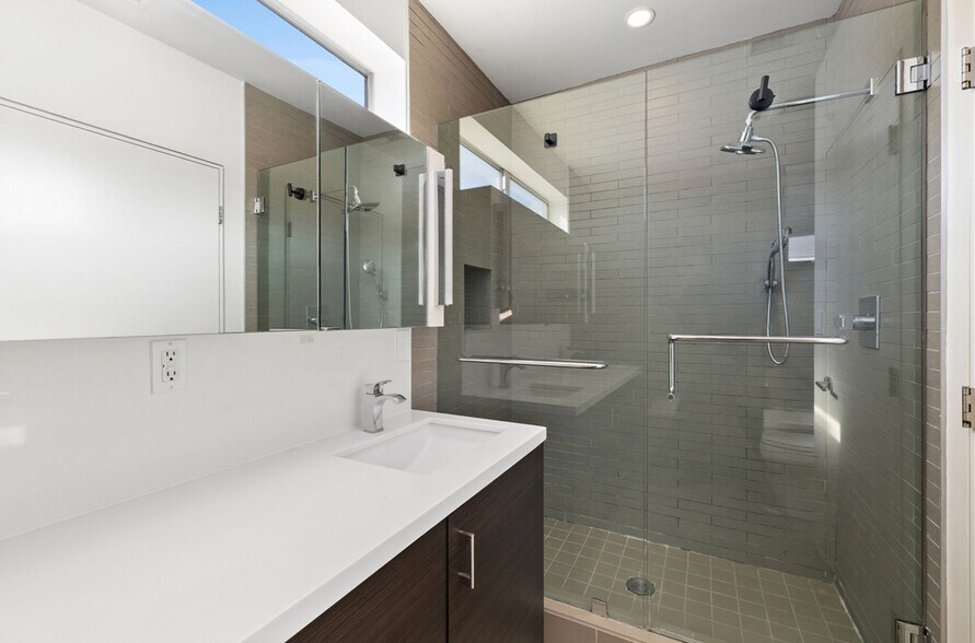 Building Photo - 742 N Hudson Ave