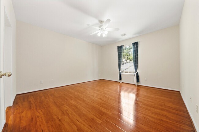 Building Photo - 17 Ambleside Crescent Dr