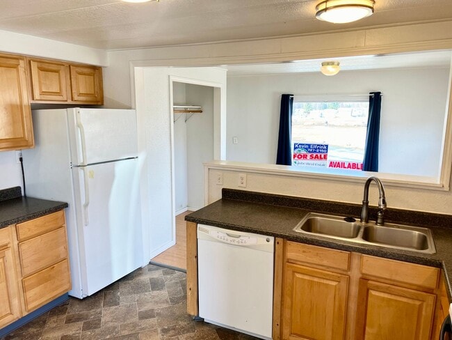 Building Photo - Southside 2 Bed Mobile Home at Southwood M...