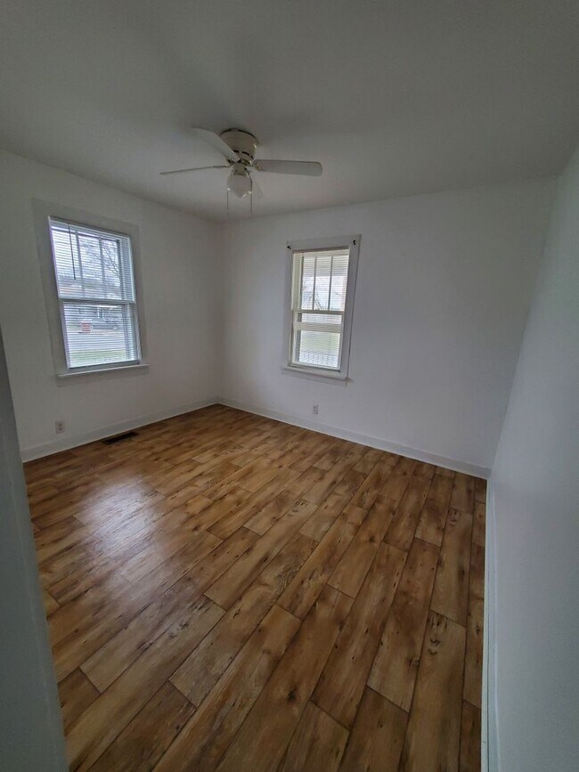 Building Photo - Get it now to see it. Perfect for young family. Great location