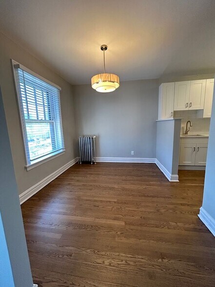 Building Photo - 1601 W Thome Ave