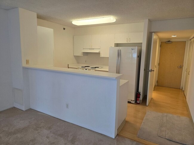 Building Photo - 1450 Young St