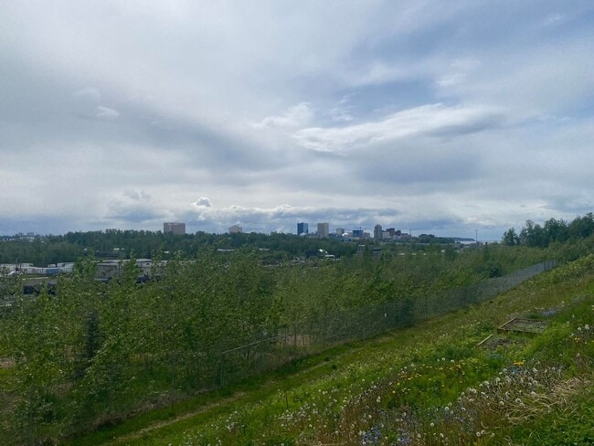Building Photo - Meticulously well kept 3 bed, 3.5 bath Gov...