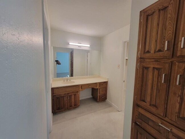 Building Photo - 10403 Pinehurst Dr