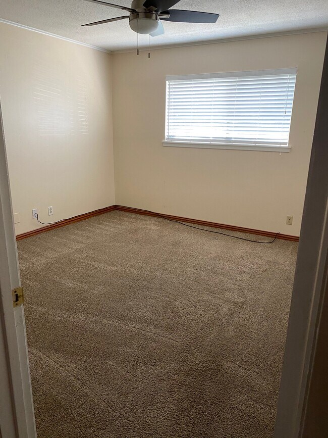 Building Photo - 2914 Hemlock Dr