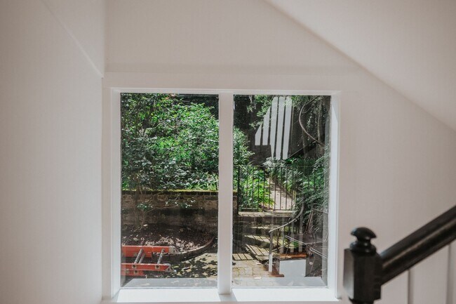 Building Photo - Renovated 2 Bedroom Carriage house off Lafayette Square