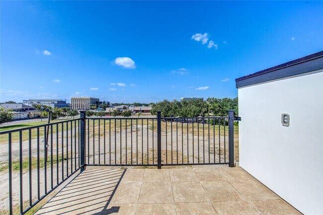 Building Photo - 2928 El Fenice Ln