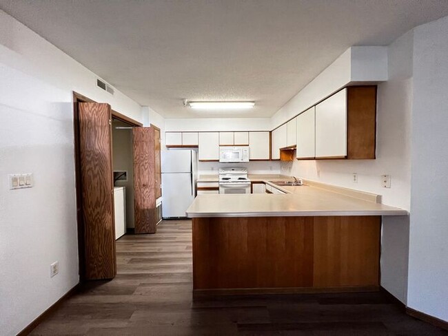 Building Photo - $1,175 | 2 Bedroom, 1 Bathroom Condo | No ...