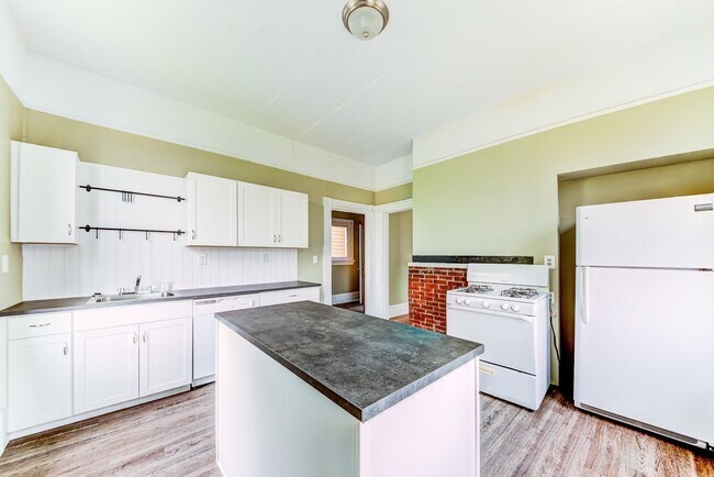 Building Photo - AVAILABLE AUGUST 2026 - Spacious Renovated 4 Bedroom, 1.5 Bath Home w/ AC!