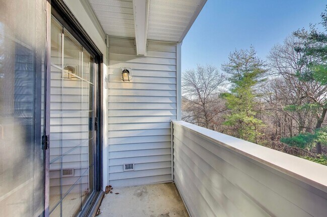 Building Photo - Top Floor 1-2 bed w/ a loft [ can be a 2nd BEDROOM] plus  1.5 Baths and SECURE GARAGE SPACE