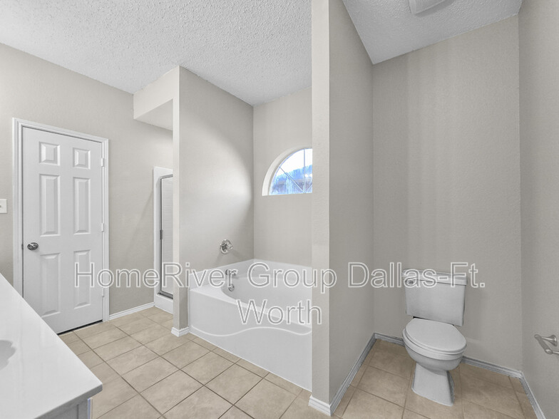 Building Photo - 2215 Green Mere Dr