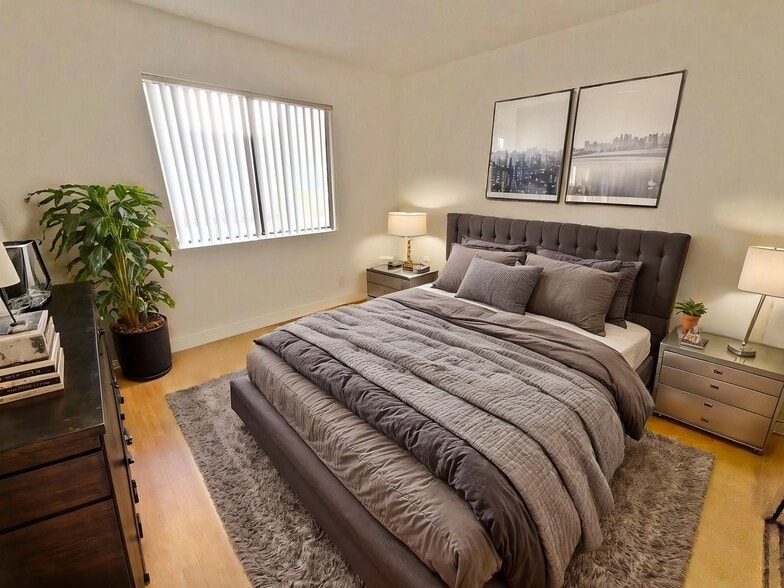 Building Photo - 1321 N Vista St