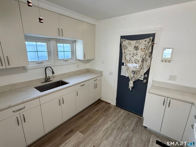 Building Photo - 475 Migeon Ave