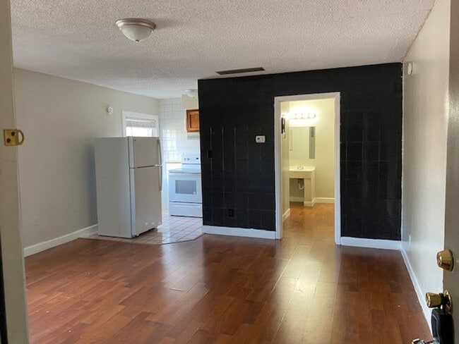 Building Photo - FREE 1ST MONTH RENT Studio Condo on Lake Howell With Boat Launch Lake Access & Pool!