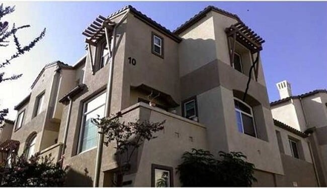 Building Photo - 3 Bedroom Townhome in gated Corte Bella community!!