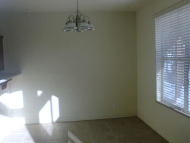 Building Photo - COMING IN AUGUST! Nice 4-bed Townhouse in ...