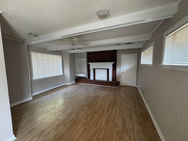 Building Photo - 1228 Briarwood Dr