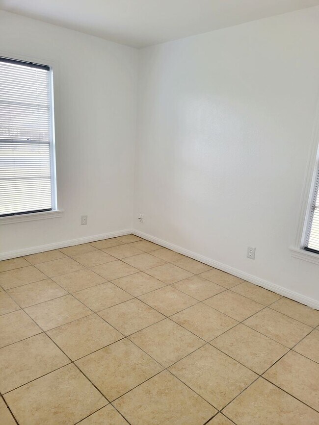 Building Photo - Alamo Ave.