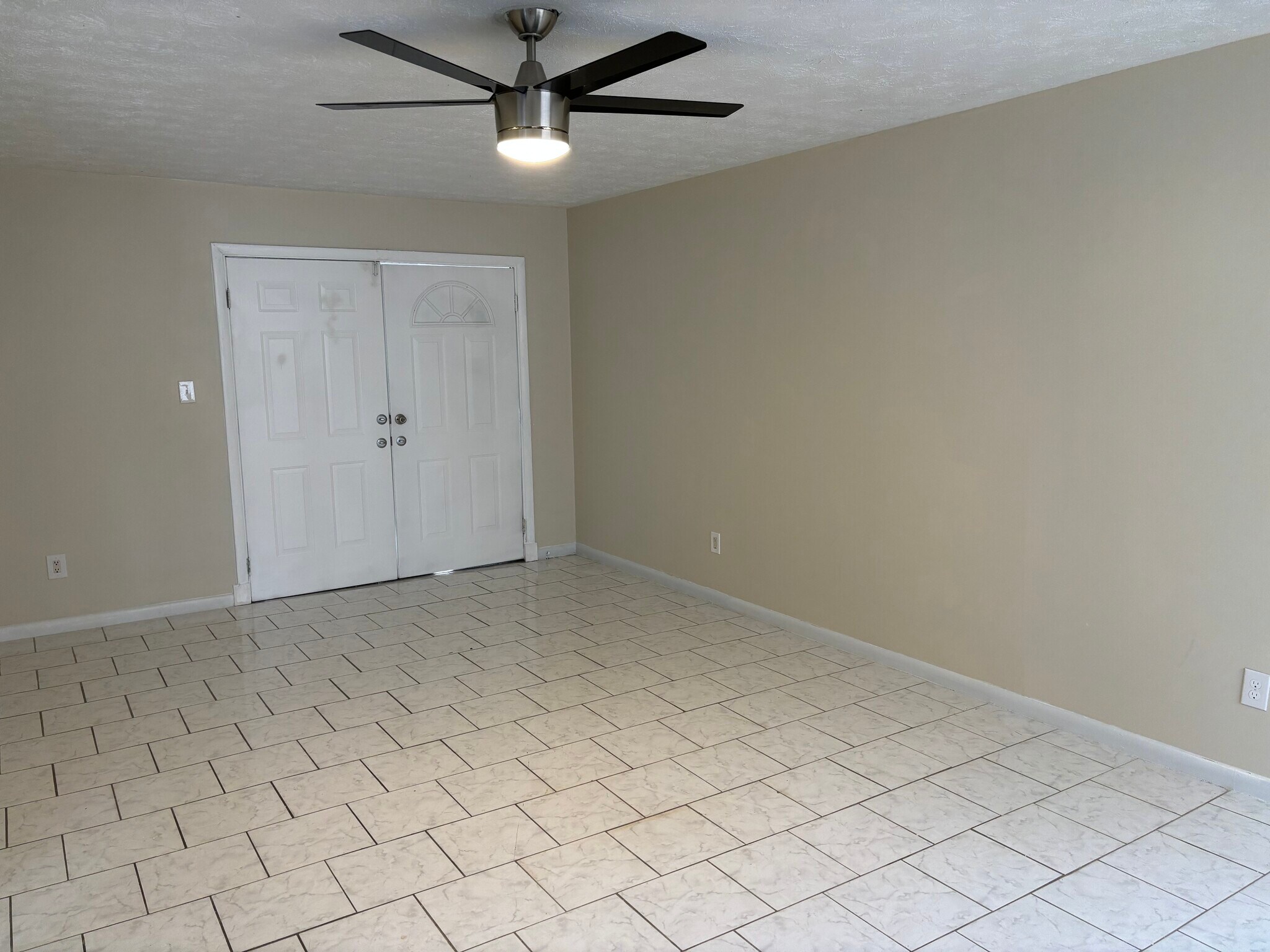 Building Photo - 923 Pine Oak Trl