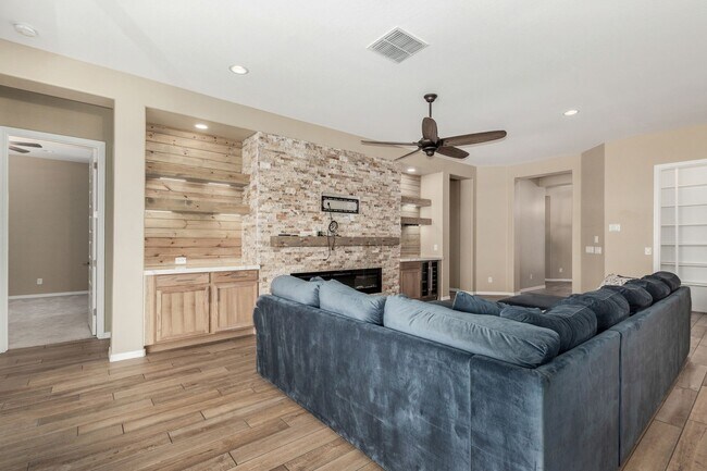 Building Photo - Beautiful 3 bedroom with pool in Cantamia!