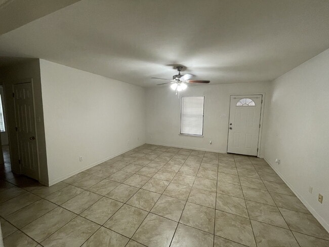 Building Photo - 2 Bed/1 Bath in Pleasanton, TX